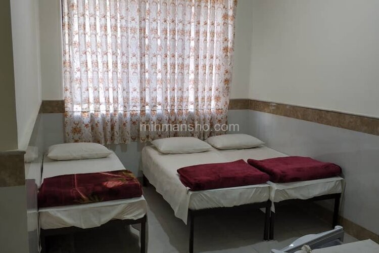 اتاق 201 سه تخت در مسافرخانه قم