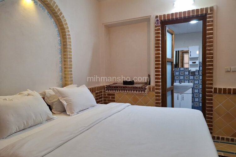 اتاق 6 در طبقه زیرهمکف اقامتگاه بومگردی نطنز | درب سرویس بهداشتی داخل اتاق حوضخانه شماره 6