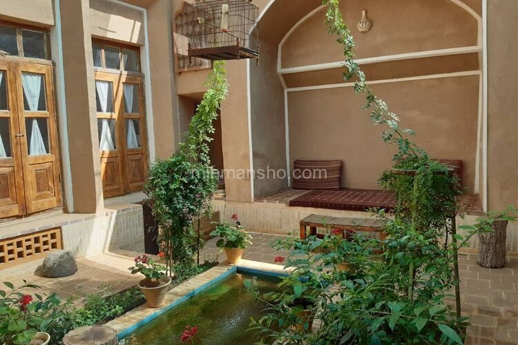 اتاق سه تخته در اقامتگاه سنتی در یزد