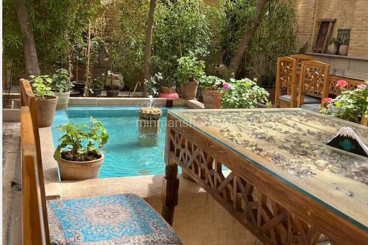 اتاق شاه نشین در عمارت بومگردی شیراز