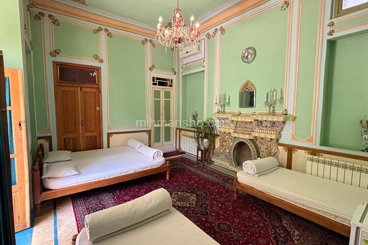 اتاق شاه نشین در اقامتگاه بومگردی اصفهان