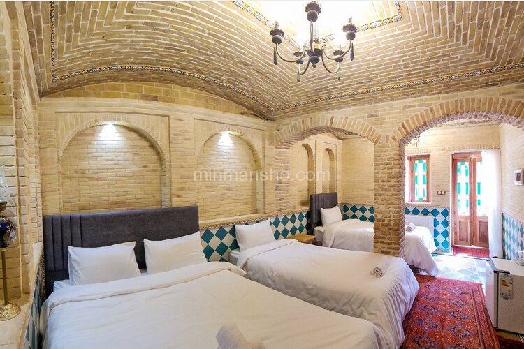 اتاق نیلوفر در اقامتگاه بومگردی شیراز