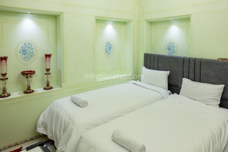 اتاق لاله در اقامتگاه بومگردی شیراز