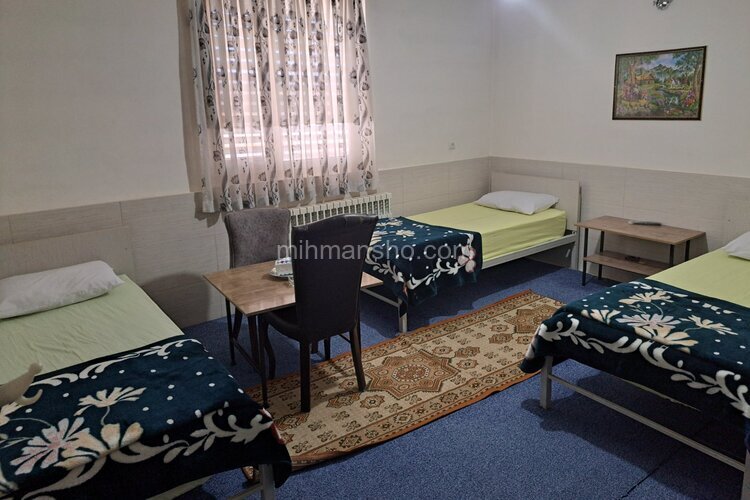 اتاق سه نفره در مهمانپذیر تاکستان