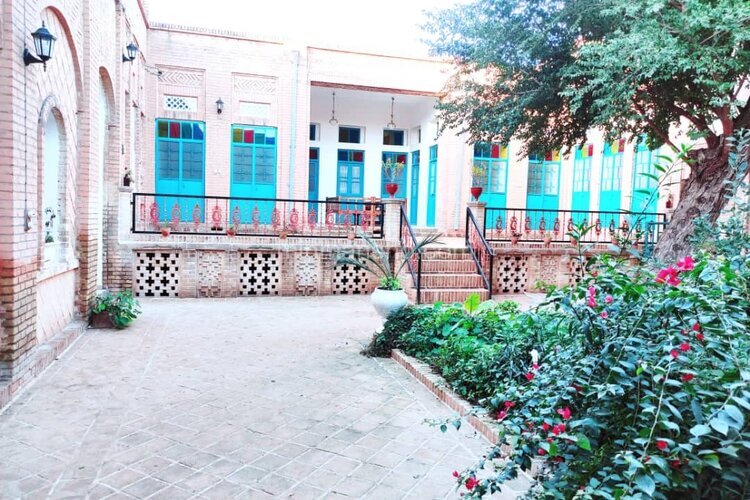 اتاق سه تخته در هتل سنتی در شوشتر