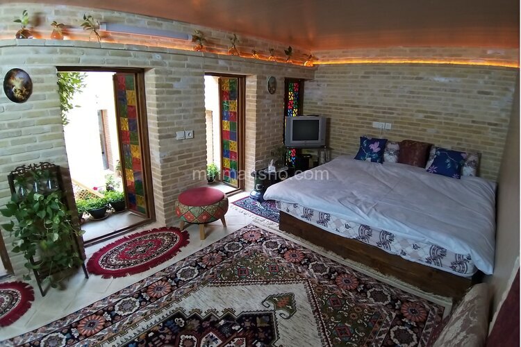 اتاق شاه نشین قصرالدشتی در بوم گردی شیراز