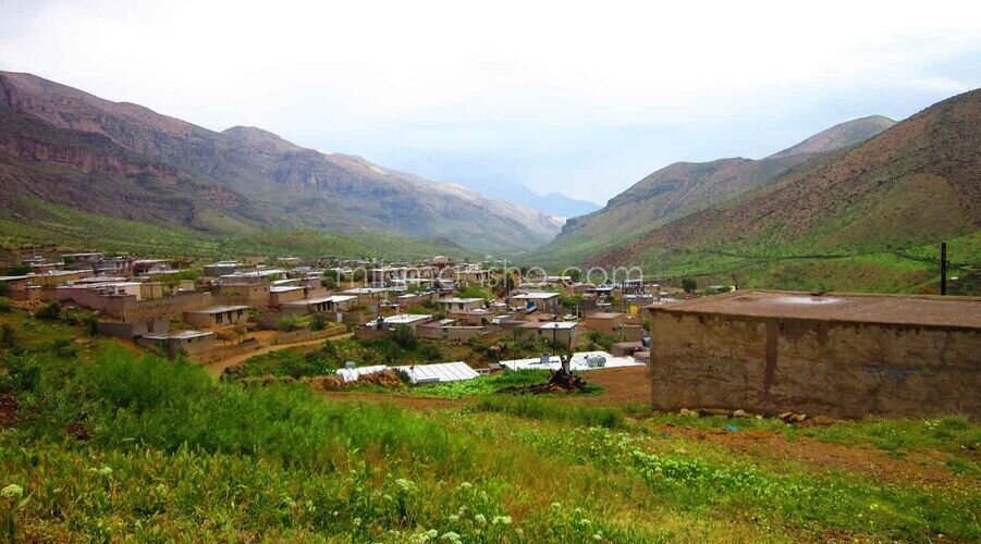 اتاق دراقامتگاه بومگردی در داراب | نمای روستای لایزنگان