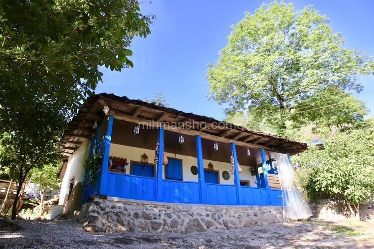 اتاق در اقامتگاه بومگردی در مرزن اباد