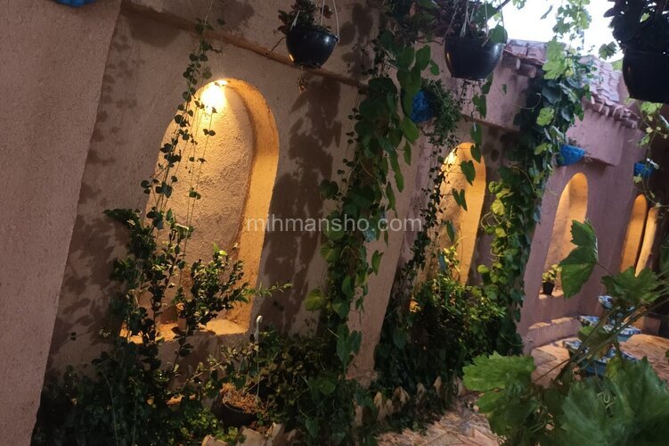 اتاق شاه نشین در اقامتگاه بومگردی دهاقان