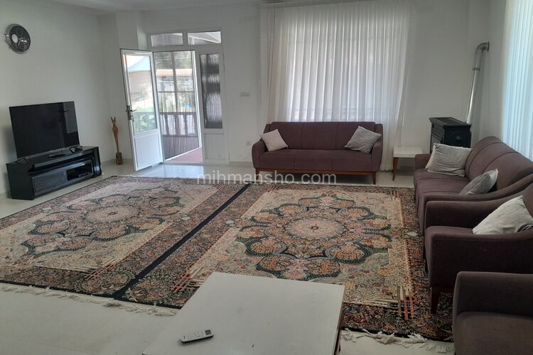 واحد دوخواب با زمین بازی در طبقه همکف ویلا در فومن