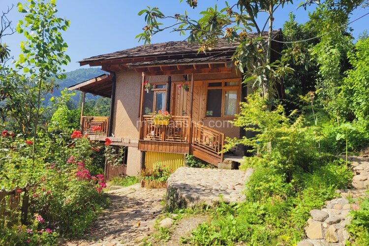 کلبه چوبی کلاسیک در رامسر