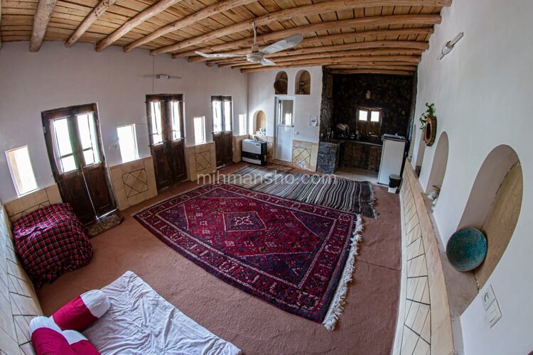 اتاق گل محمدی دراقامتگاه بوم گردی در برزک کاشان