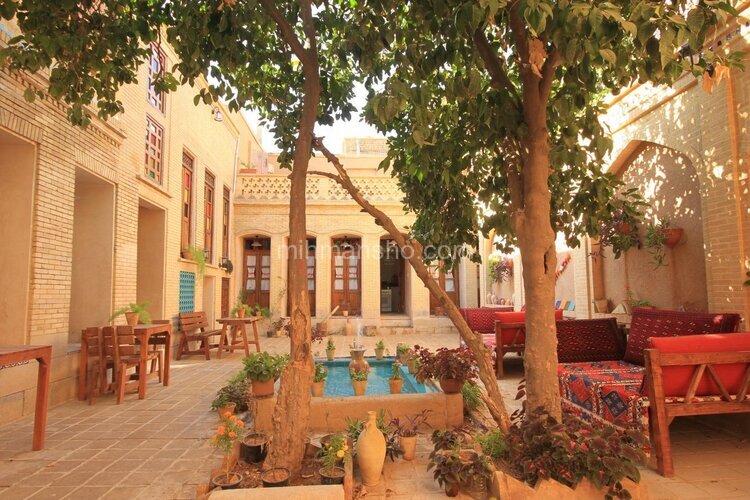 اتاق 5 نفره شاه نشین در اقامتگاه سنتی شیراز