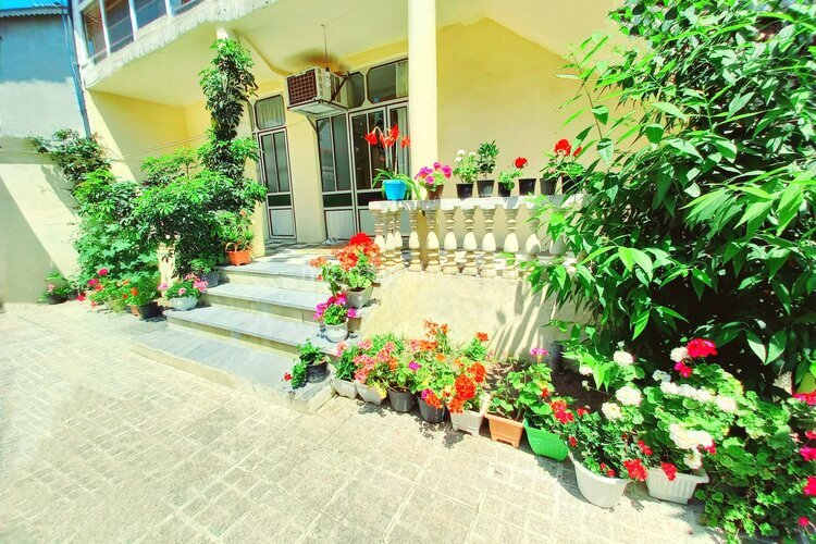 سوئیت مبله دو خواب فتحی آستارا | نمای سوئیت از حیاط