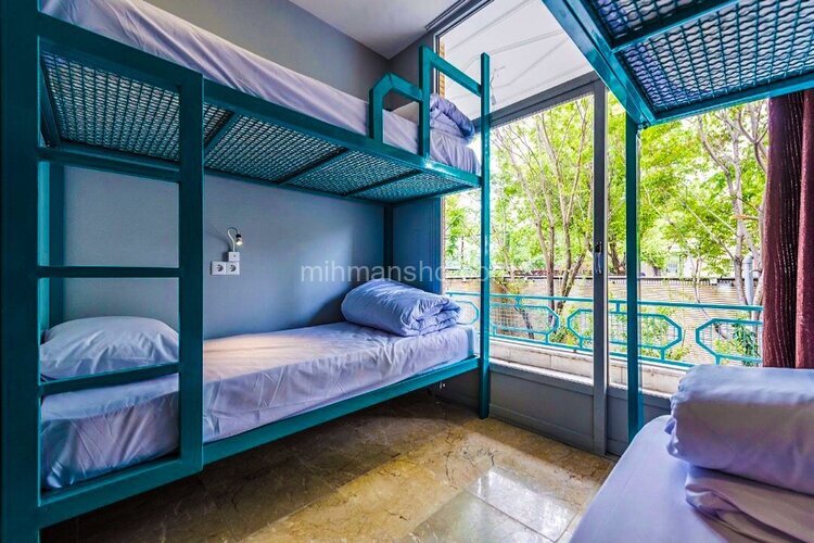 اتاق 8 نفره خوابگاهی بانوان در هاستل اصفهان