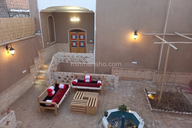 اتاق شاه نشین در اقامتگاه بومگردی کاشان