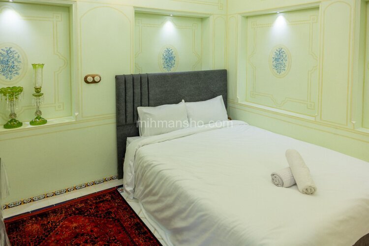 اتاق آلاله در اقامتگاه بومگردی شیراز