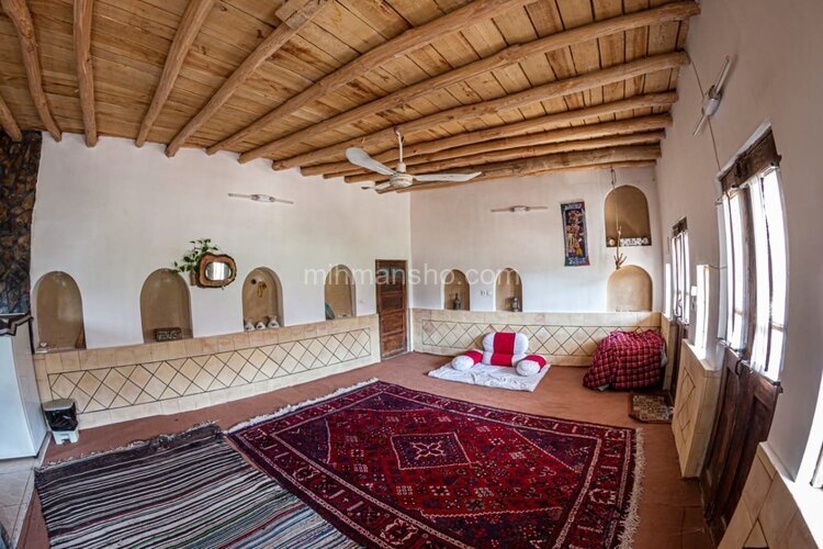 اتاق گل محمدی دراقامتگاه بوم گردی در برزک کاشان