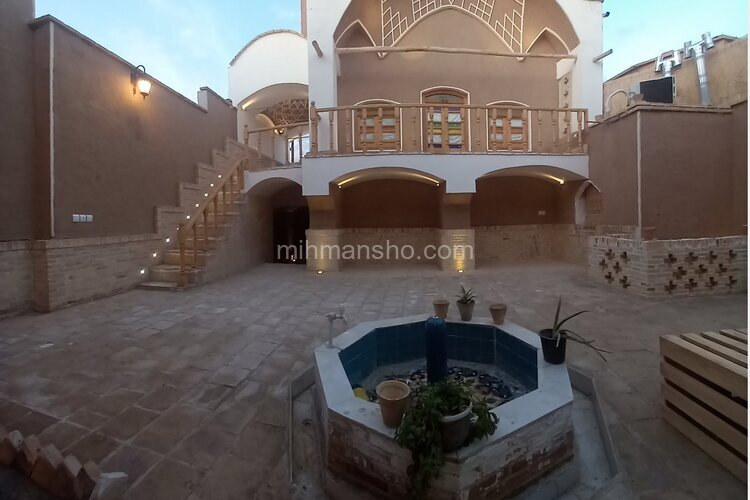 اتاق نشیمن در طبقه زیرهمکف اقامتگاه بومگردی کاشان