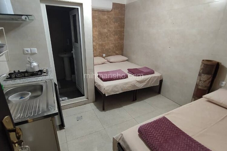 اتاق 103 سه تخت در مسافرخانه قم