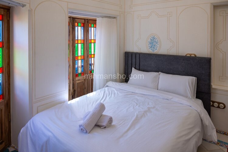 اتاق بنفشه در اقامتگاه بومگردی شیراز