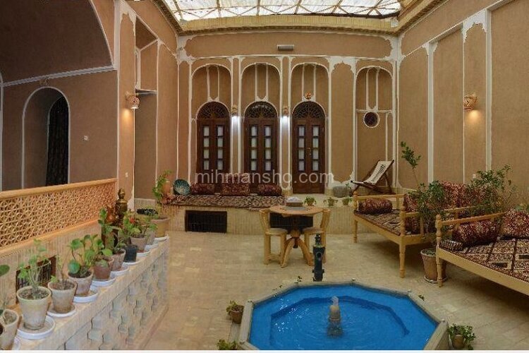 اتاق تک نفره سوسن در اقامتگاه بومگردی یزد