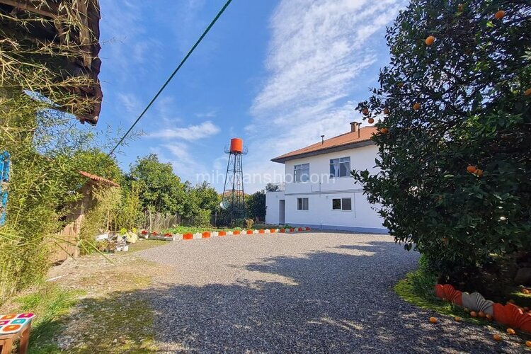 اتاق کنج سردر اقامتگاه بومگردی رامسر