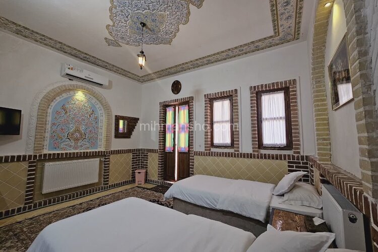 اتاق 4 در طبقه اول اقامتگاه بومگردی نطنز | نمای داخلی اتاق توئین شماره چهار