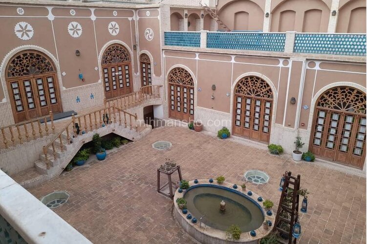 اتاق سه تخته در هتل سنتی در یزد