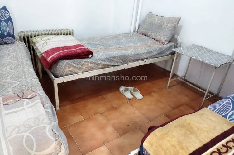 اتاق سه تخت در مهمانپذیر ناصرخسرو