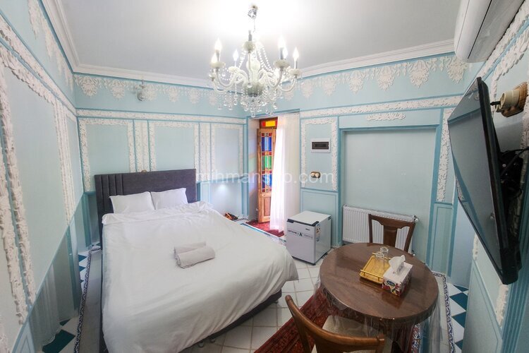 اتاق نسترن در اقامتگاه بومگردی شیراز