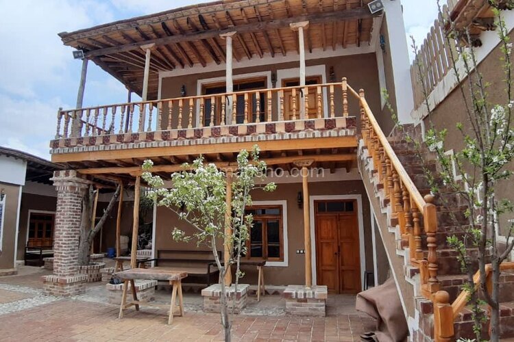 اتاق بالا نشین اقامتگاه بومگردی در شاهرود