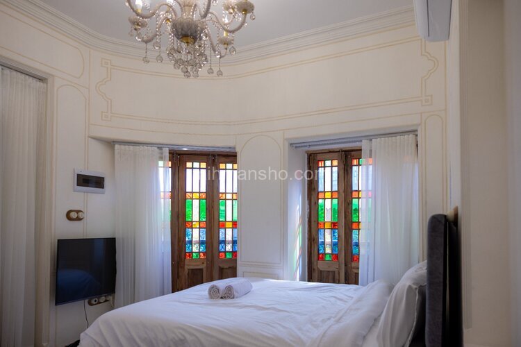 اتاق بنفشه در اقامتگاه بومگردی شیراز