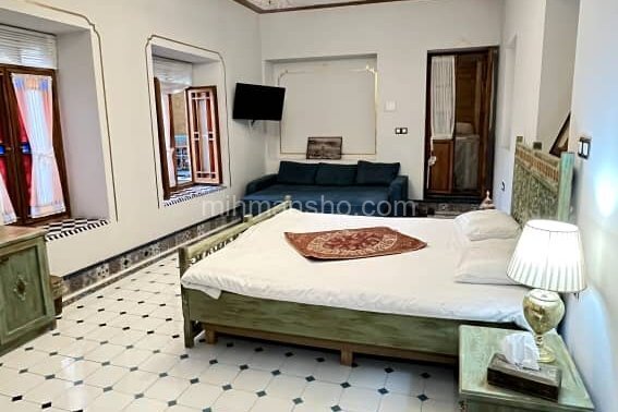 اتاق شاه نشین در عمارت بومگردی شیراز