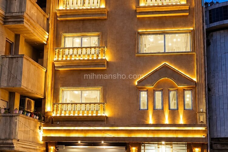 آپارتمان مبله دوخواب حمیدی 1 در  قائم شهر | نمای بیرونی اقامتگاه حمیدی در شب
