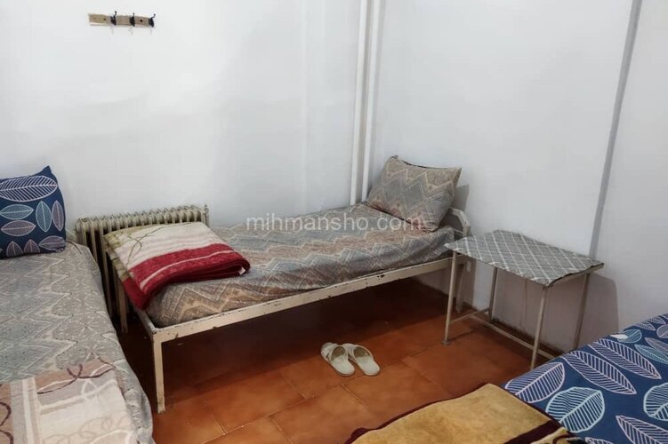 اتاق سه تخت در مهمانپذیر ناصرخسرو