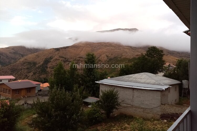 واحد تکخواب قهوه ای در طبقه دوم ویلا آمل