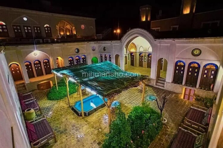 اتاق سنتی چهار نفره شاه نشین در بوم گردی کاشان