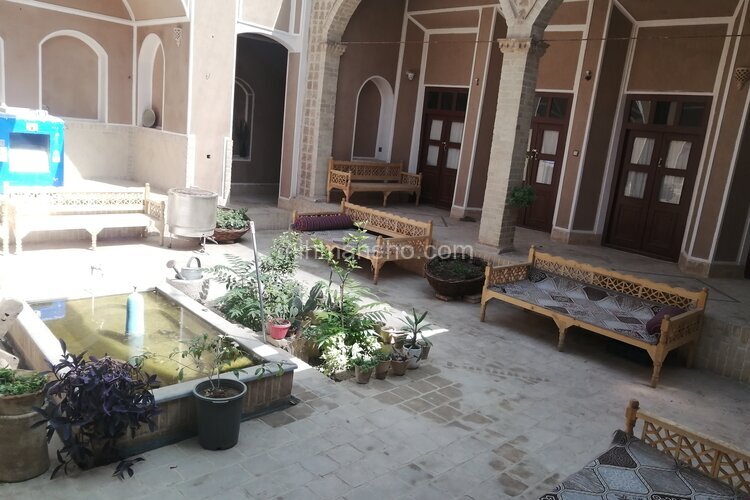 اتاق اقامتگاه بومگردی 2 نفره پروین اعتصامی در یزد