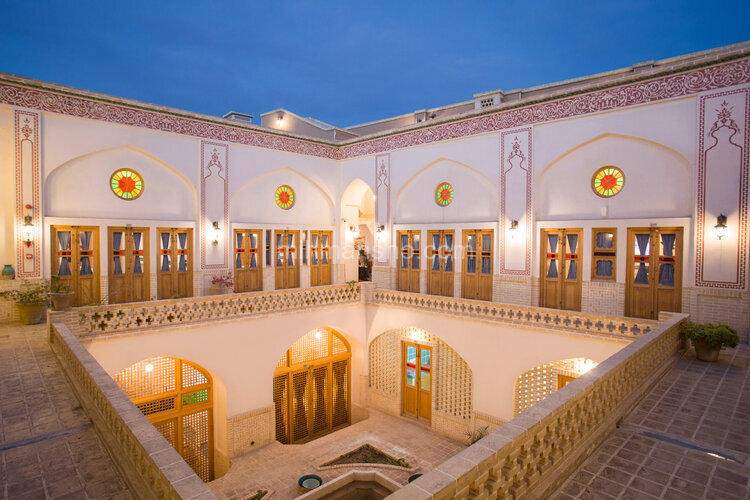 اتاق 4نفره گلفام در هتل سنتی در کاشان