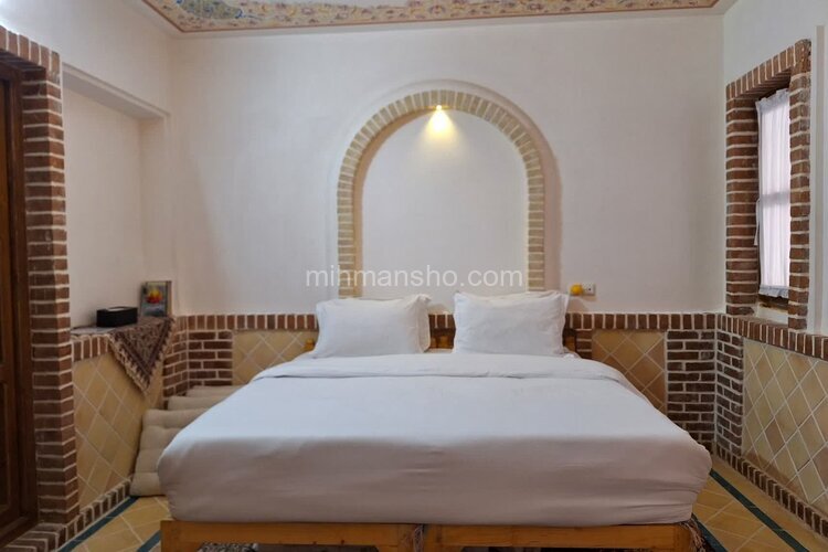 اتاق 5 در طبقه زیرهمکف اقامتگاه بومگردی نطنز | نمای کلی داخل اتاق و معماری شاهانه