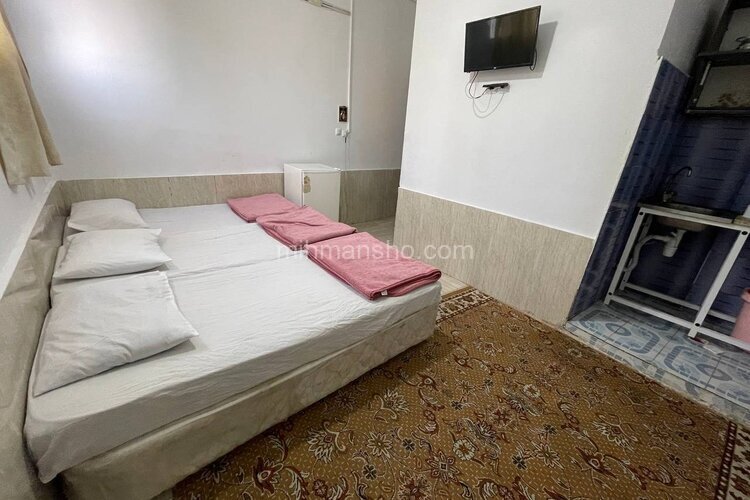اتاق 3 تخت در مسافرخانه مشهد