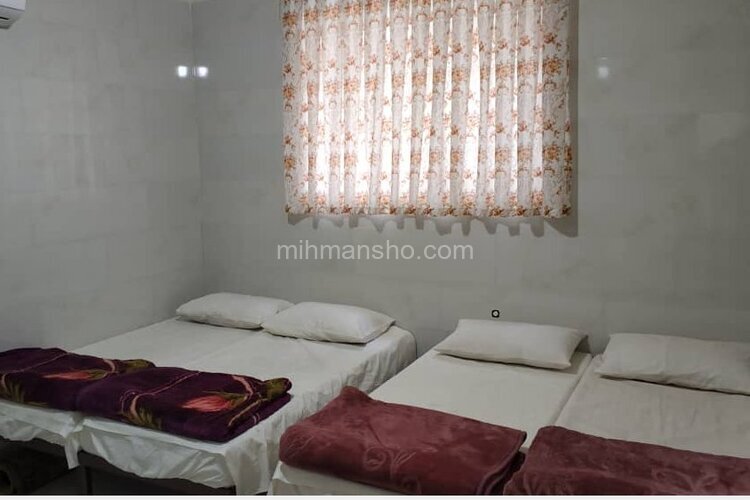 اتاق 102 چهار تخت در مسافرخانه قم