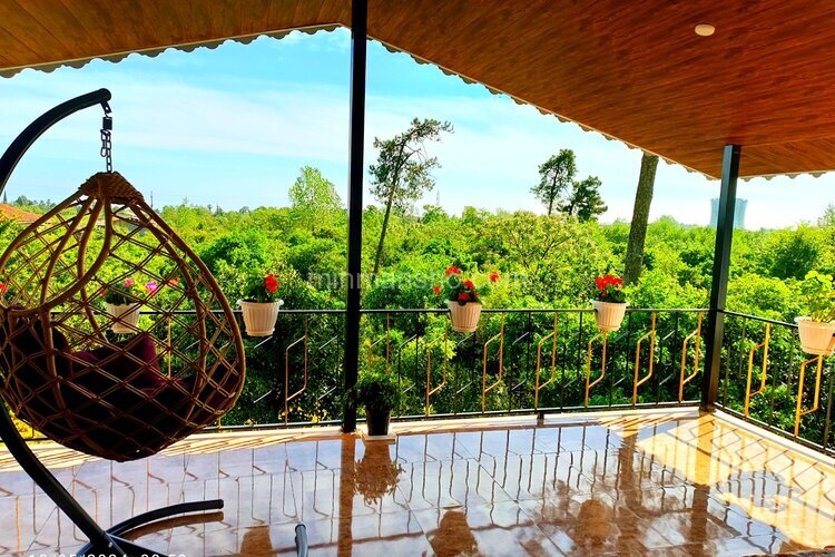 واحد دوخواب در طبقه دوم ویلا جنگلی رامسر | تراس و چشم انداز تراس پشتی اقامتگاه