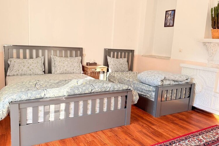 اتاق استاد فرشچیان در اقامتگاه بومگردی اصفهان