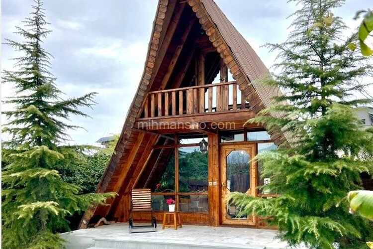 کلبه چوبی آناناس در رامسر