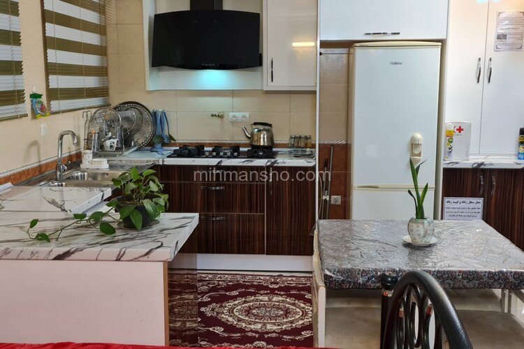 آپاتمان تکخواب مبله در یزد | آشپزخانه با میز نهارخوری 4 نفره