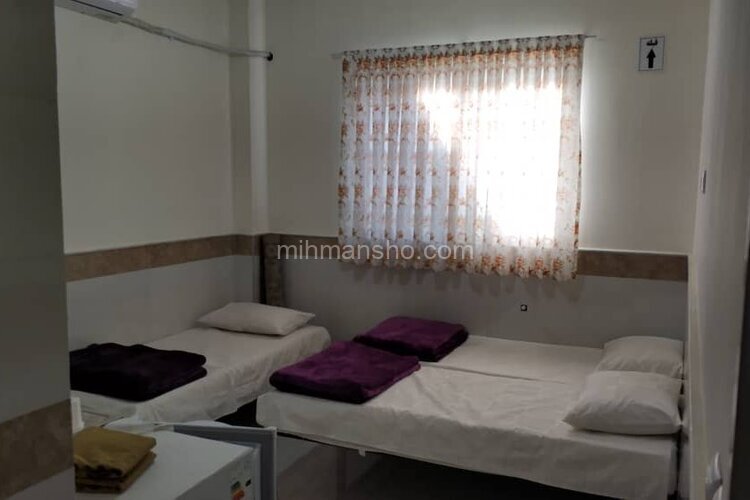 اتاق 202 سه تخت در مسافرخانه قم