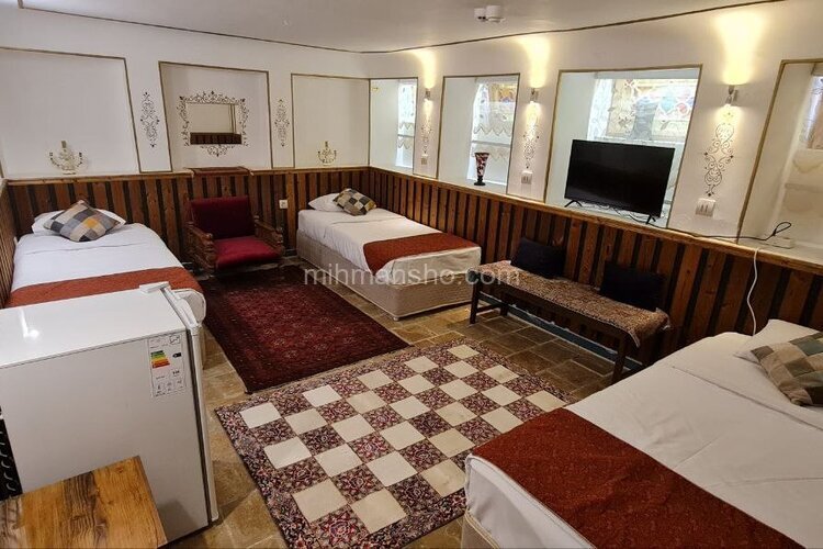 اتاق فرشچیان در اقامتگاه بومگردی اصفهان