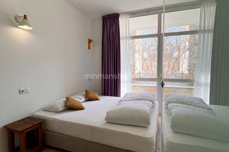 اتاق دونفره تراس دار در هاستل در اصفهان